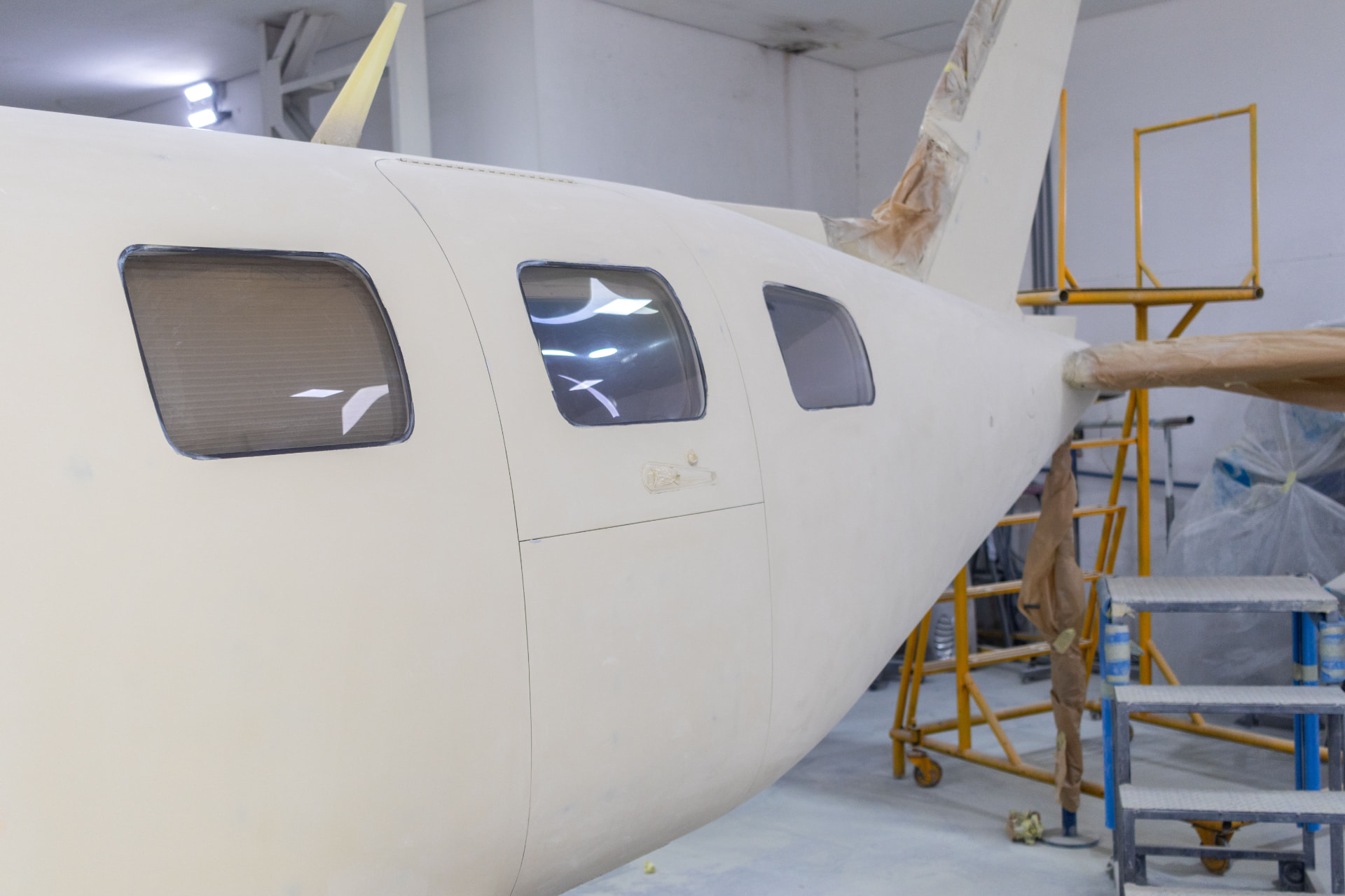 Fuselagem da aeronave com primer aplicado, pronta para o acabamento