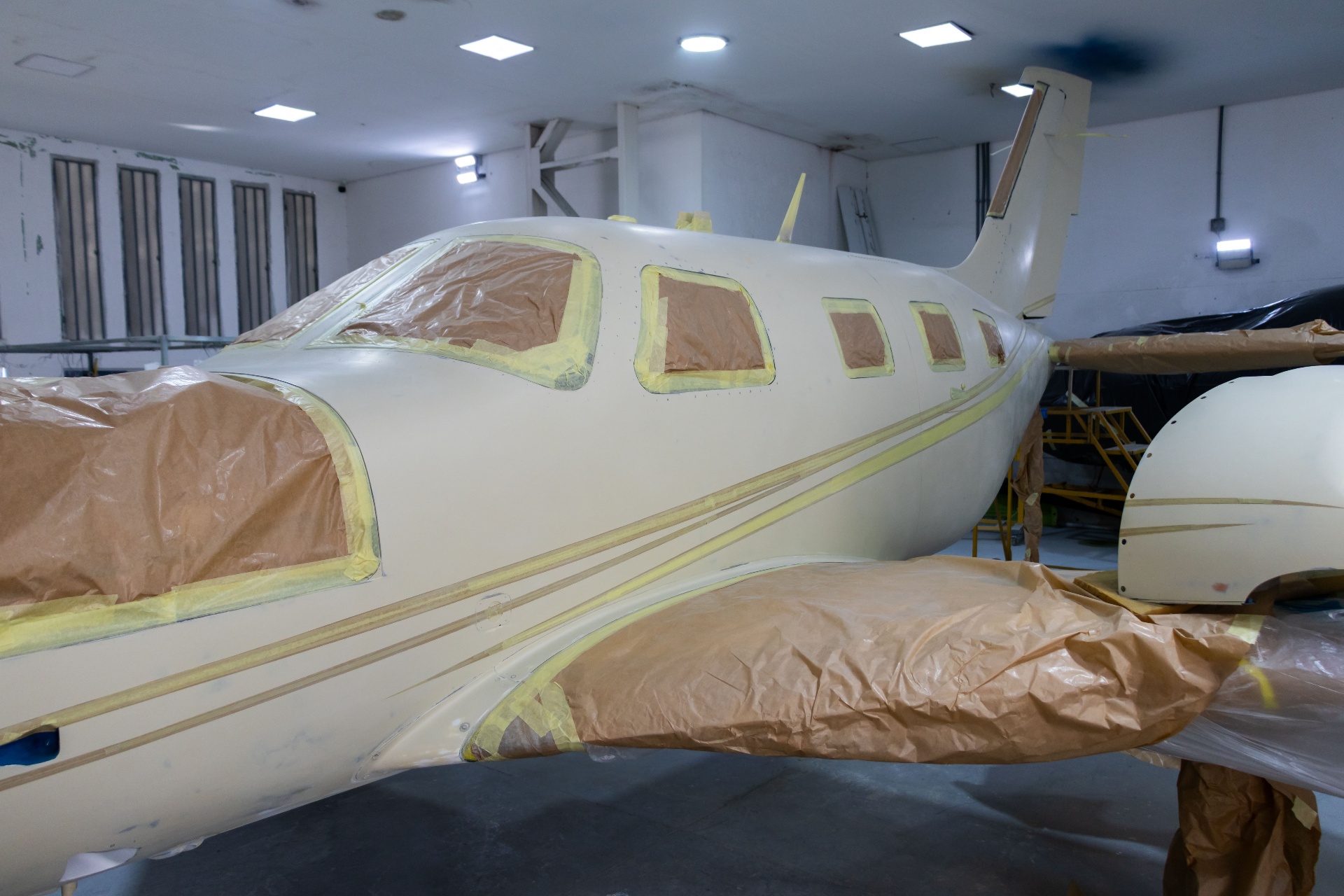 Aeronave em processo de preparação para pintura na cabine da Marte Updates