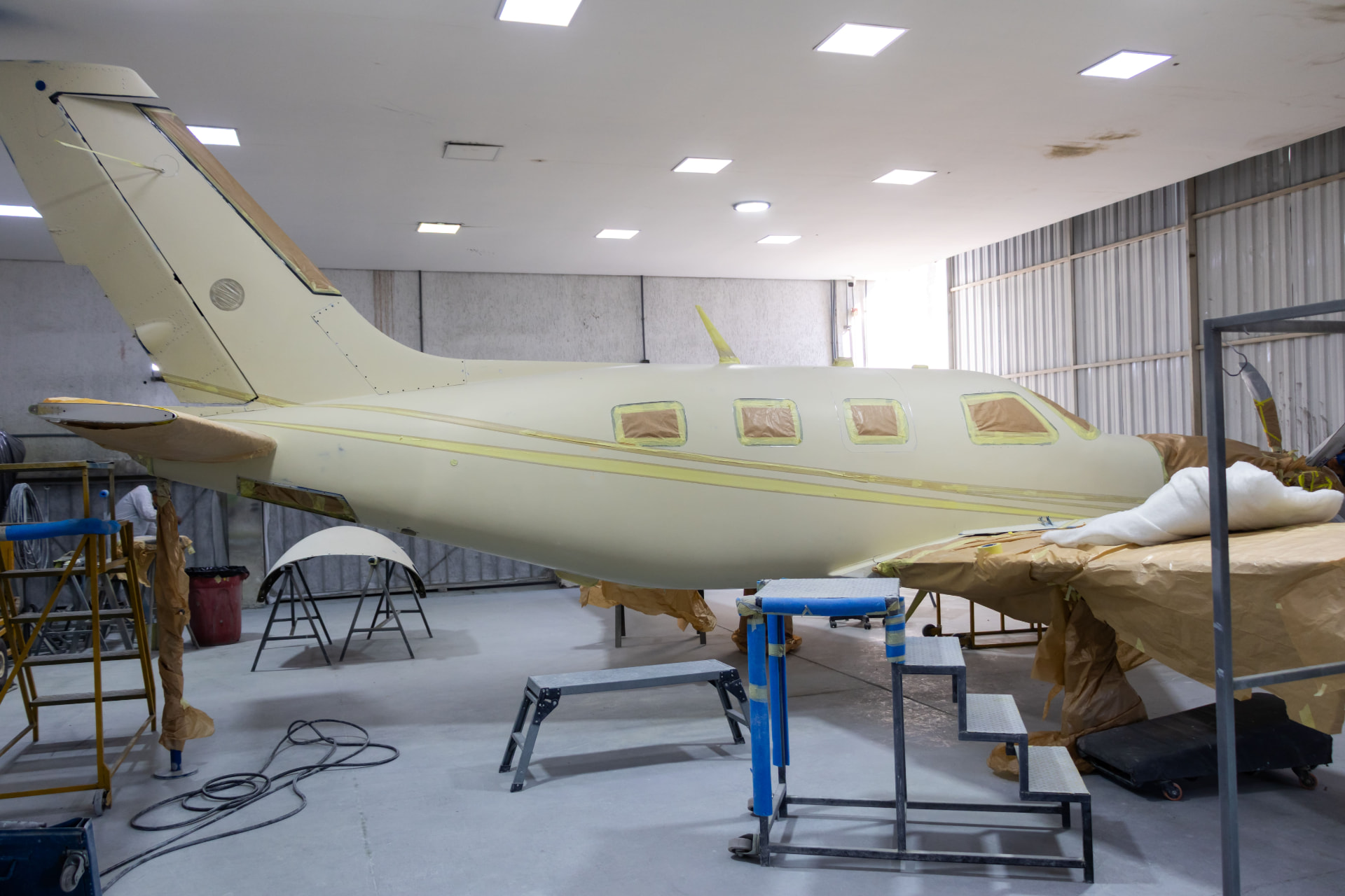 Aeronave mascarada e preparada dentro da cabine de pintura da Marte Updates